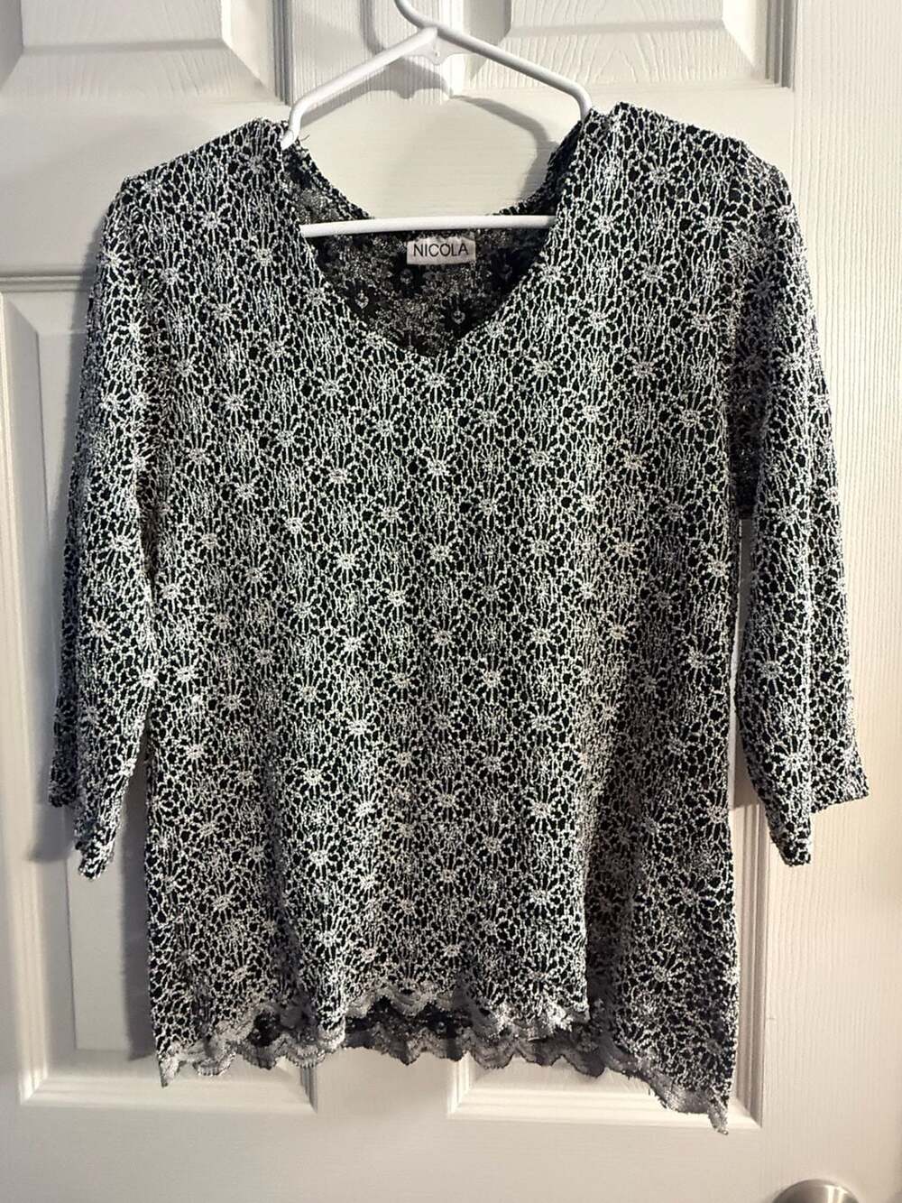 Nicola Black and White Floral Textured V-Neck 3/4 Sleeve Blouse